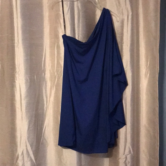 Asymmetrical, one arm shoulder exposed dress - Picture 2 of 4